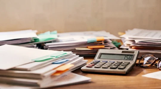 Analyse experte de documents de mutuelle avec calculatrice et lunettes