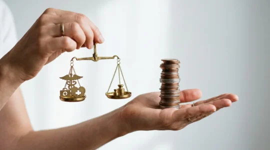 Personne analysant des documents de mutuelle avec calculatrice et notes sur les remboursements d'ostéopathie