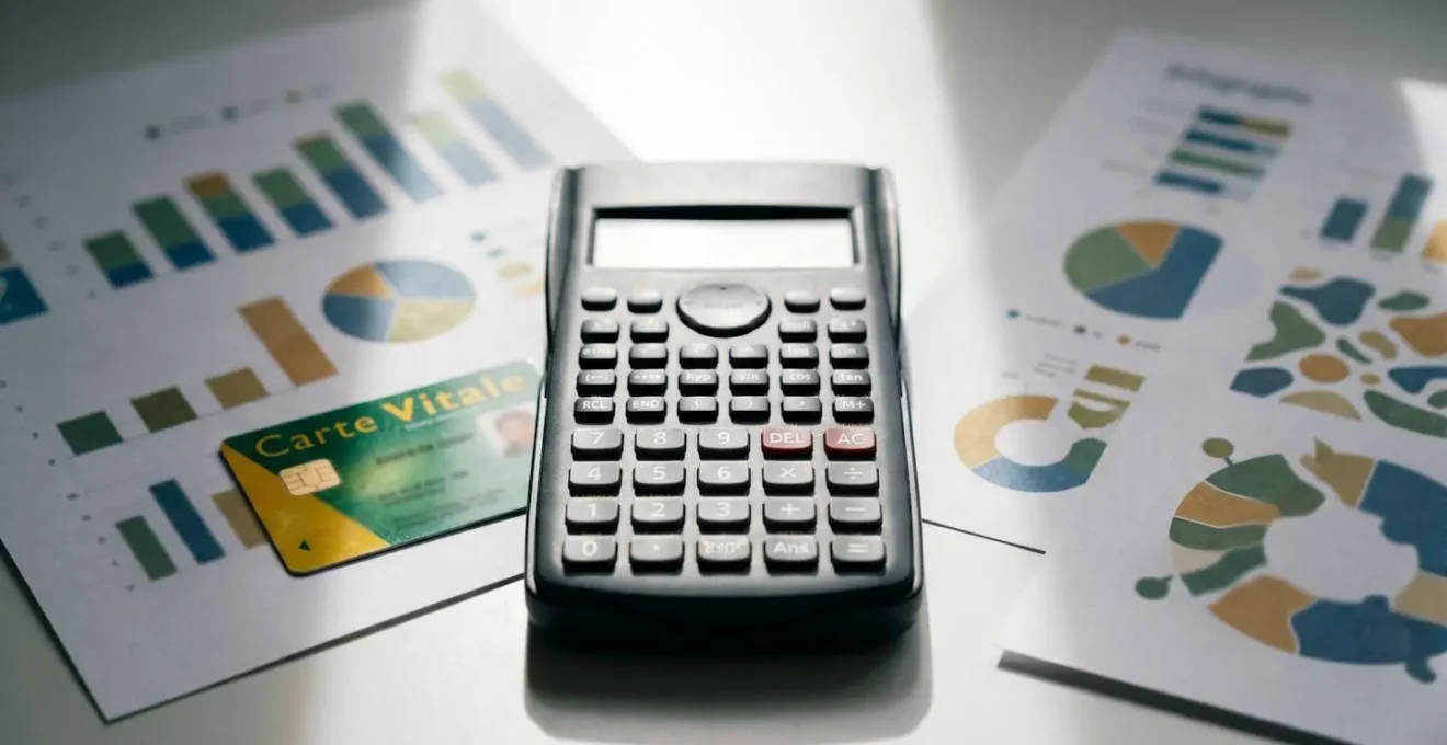 Calculatrice et documents de remboursement mutuelle sur bureau avec graphiques flous